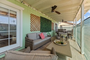 Our common area is a versatile space designed for shared activities and leisure.