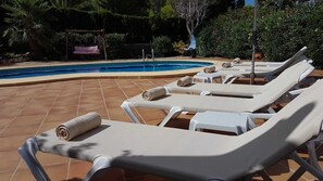 10 Sun loungers at the poolside