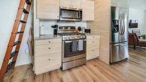 Kitchen: Cozy kitchen with modern appliances, perfect for cooking up your favorite meals!
