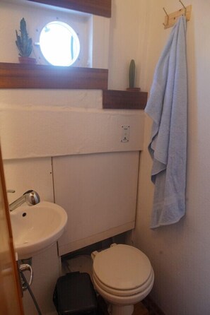 Full Bathroom 1