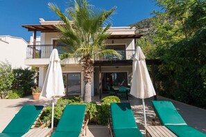 Front view of Villa Iris