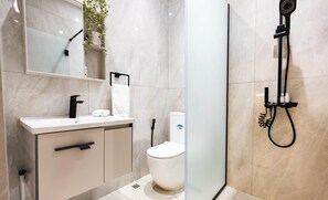 Spacious Modern Bathroom