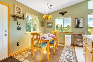 Dining Area | Dishware/Flatware Provided | Upper Level