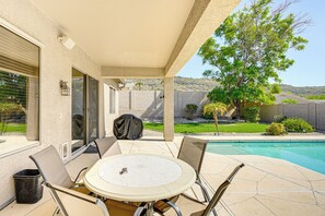 Covered Patio | Gas Fire Pit | Gas Grill | Smart TV