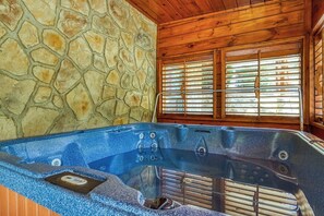 Private Hot Tub Ready for your use 24/7. Drained & Sanitized before every guest.