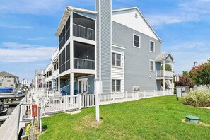 End Unit w/Walkway to Your Slip.
