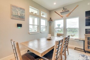 Dining Area | Dishware/Flatware Provided | 1st Floor