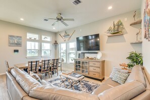 Living Room | Free WiFi | Central Heating & A/C | Smart TV | 1st Floor