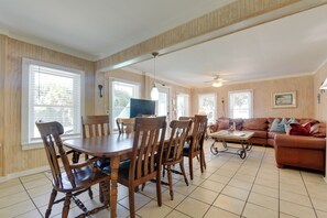 Dining Area | Dry Bar | Central Air Conditioning/Heat | Free WiFi