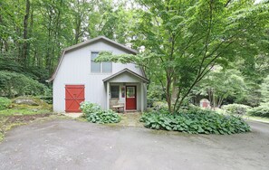 Estate includes the Crab Orchard Guesthouse-Sleeps 6