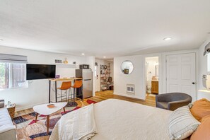 Studio | Queen Bed