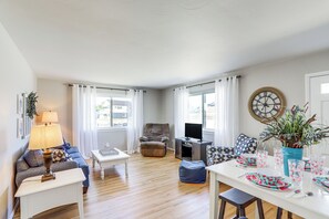 Dining Area | Dishware & Flatware Provided