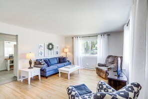 Living Room | Free WiFi | Central A/C