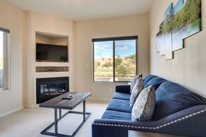 Living Room | Smart TV | Free WiFi | Central A/C & Heating
