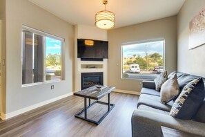 Living Room | Smart TV | Free WiFi | Central A/C & Heating
