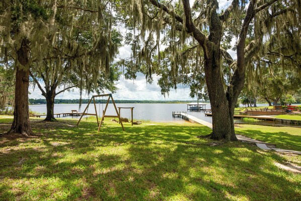 Hawthorne Vacation Rental | 6BR | 3BA | 3,000 Sq Ft | Stairs Required