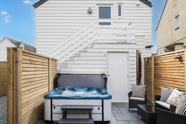 Outdoor spa tub