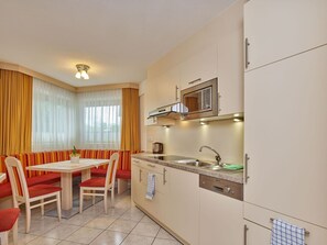 Cabinetry, Meubles, Comptoir, Évier, Chaise, Cuisine, Bois, Design Intérieur, Bâtiment, Robinet