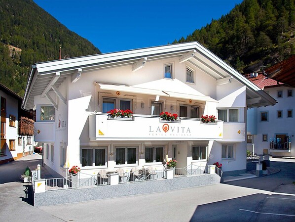 Ciel, Propriété, Fenêtre, Bâtiment, Arbre, Loisir, Façade, Porte, Montagne, Usage Mixte