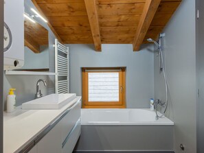 Baignoire, Propriété, Luminaire Plomberie, Robinet, Bâtiment, Fenêtre, Armoire De Toilette, Salle De Bains, Évier, Bois