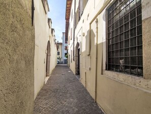 Fenêtre, Ciel, Surface De La Route, Bois, Bâtiment, Quartier, Sol, Façade, Route