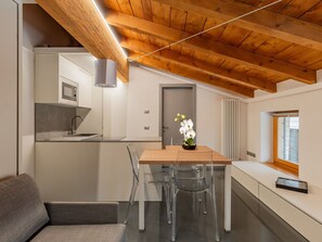 Meubles, Propriété, Bâtiment, Table, Bois, Design Intérieur, Sol, Sol, Maison, Tache De Bois