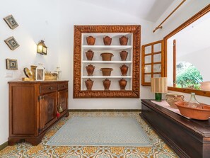 Möbel, Pflanze, Holz, Interior Design, Cabinetry, Bilderrahmen, Flooring, Fussboden, Wand, Wohnzimmer