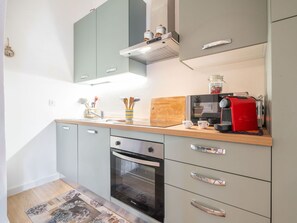 Countertop, Cabinetry, Gebäude, Schublade, Herd, Küche, Küchengerät, Holz, Beleuchtung, Interior Design