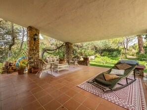 Pflanze, Möbel, Eigentum, Stuhl, Schatten, Gartenmöbel, Interior Design, Baum, Holz, Fussboden