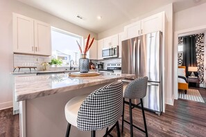 Full kitchen with breakfast bar