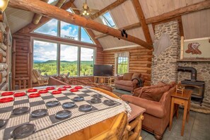 Amazing Great Rm with Cathedral Ceiling, open concept overlooking The White Mnts