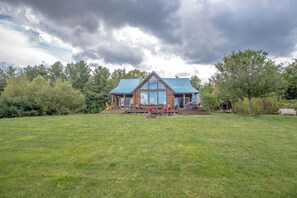 Perfect 1 acre yard & enormous covered porches/deck for cookouts and yard games