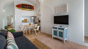 Bright open-plan living with coastal decor and modern amenities for a stylish Algarve retreat.
#Algarve #Portugal #CoastalLiving #ModernDesign #RelaxInStyle