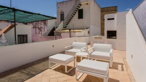 Sun-soaked rooftop terrace, perfect for outdoor dining and relaxation in the Algarve sun.
#RooftopLiving #AlfrescoDining #PortugalLife #ChillOutSpace #Algarve #Portugal