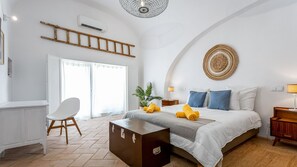 Spacious master bedroom with natural accents and cozy ambiance for a restful stay.
#CozyStay #RelaxAndUnwind #AlgarveRetreat #BedroomGoals #Algarve #Portugal