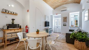 Rustic dining area under a traditional vaulted ceiling, blending charm with comfort.
#RusticCharm #AlgarveGetaway #HolidayHome #ModernLiving #Algarve #Portugal