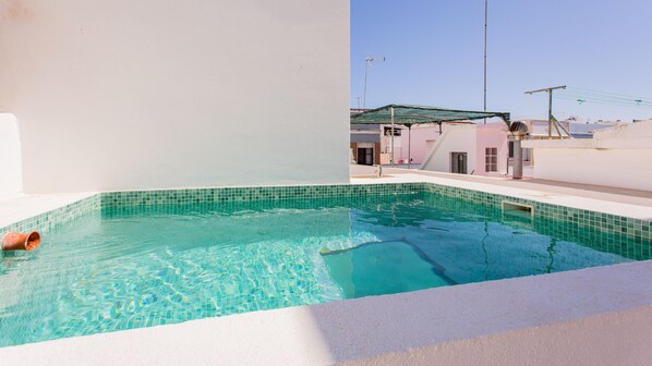 Enjoy a refreshing dip in your private rooftop pool with serene views over the neighborhood.
#RooftopPool #AlgarveSunshine #PrivatePool #SummerVibes #Algarve #Portugal