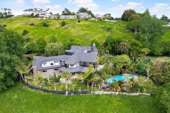 Large country estate in Whitford.