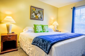 Main bedroom: King bed w/ en suite bathrrom