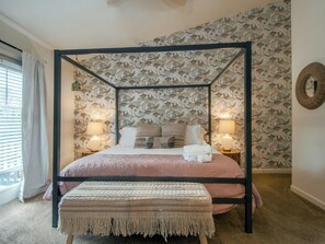 Master bedroom: King bed with balcony and en suite bathroom