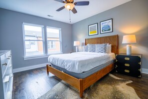 2nd bedroom: Queen bed with en suite bathroom (3rd floor)