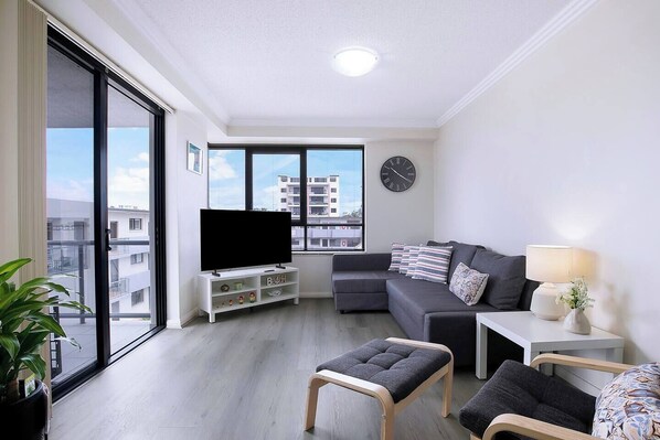 Kick back in the living room amongst the fresh balcony breeze or cool air-conditioning while putting your feet up on the chaise lounge.

