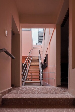 Escaleras hacía la terraza y Azul