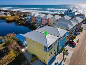 Vacation by the lake, pool and ocean!
_