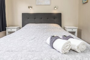 Unit 6 Bedroom (4)