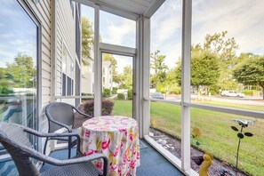 Screened-In Porch | Outdoor Dining Area | Carolina Keyes Community Pool