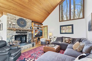Living Room | 2nd Floor | Smart TV | Wood-Burning Fireplace | Free WiFi