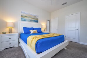 1st Floor Bedroom (Queen Size Bed)