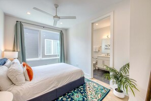 Main bedroom: Queen bed with en suite bathroom