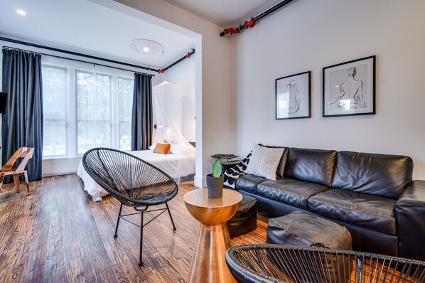 Suite 103 – The Accessible 1st Floor Chandelier Canopy Suite offers a King and Queen Casper Bed, Smart TV, and private Bathroom